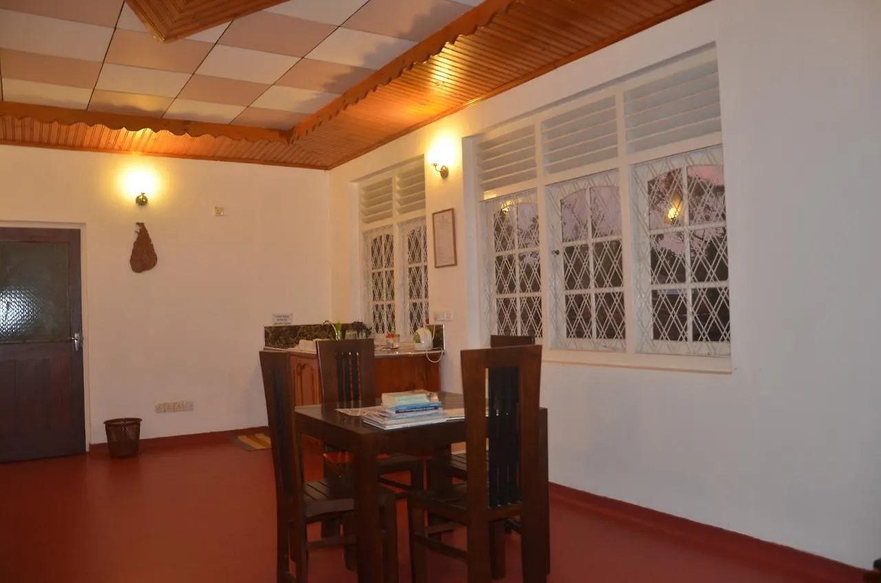 Roel Rest Hotel Negombo 2*,