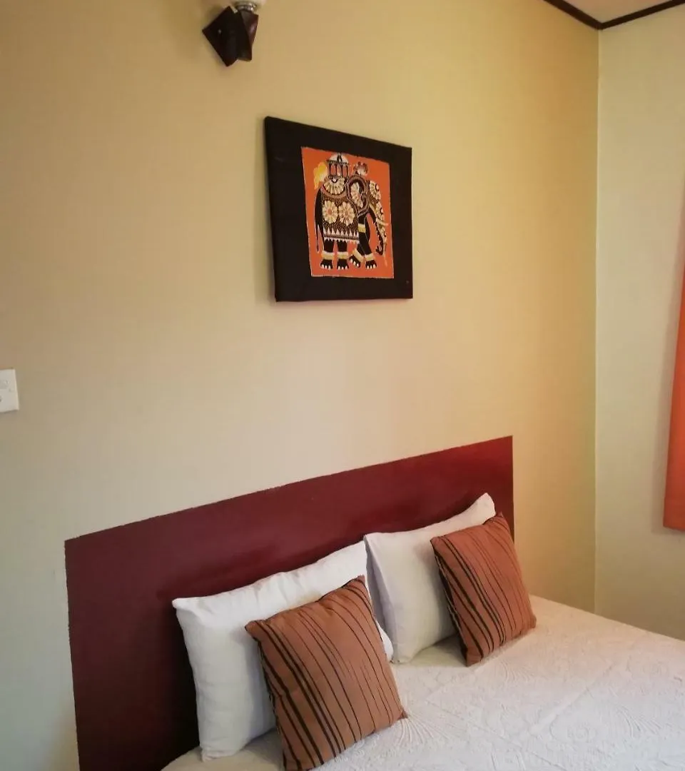 Roel Rest Hotel Negombo 2*,